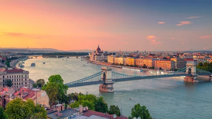 Tableaux ronds sur aluminium brossé Széchenyi lánchíd Budapest, Hungary. Panoramic aerial cityscape image of Budapest panorama with Szechenyi Chain Bridge and parliament building during summer sunset.