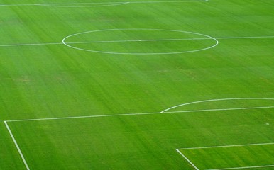 Leeres Fußballfeld in einem Stadion