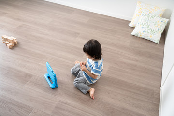 タブレットパソコンで動画を見る子供