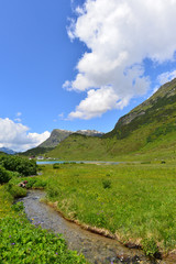 Fototapeta na wymiar Zeinisbach am Zeinisjoch zwischen Vorarlberg und Tirol