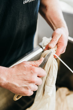 Man making skyr