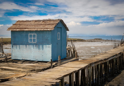 Una caseta de techo de paja, al lado de uno de los embarcaderos t&iacute;picos del pueblo de Carrasqueira, en Portugal