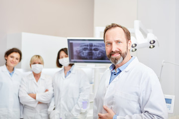 Kompetenter Zahnarzt mit seinem Ärzteteam