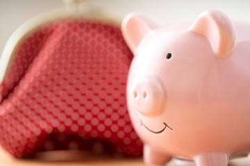 豚の貯金箱と財布