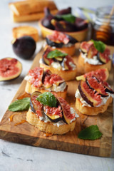 Open sandwiches with ricotta cheese, honey and figs
