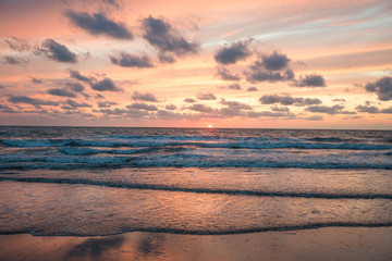 Schöne Ozeanlandschaft mit  Sonnenuntergang in den Niederlanden, Strand, Meer, Sonne über Skyline, Horizont, warme Farben  