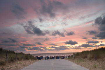 Fototapeta premium Schöne Ozeanlandschaft mit Sonnenuntergang in den Niederlanden, Strand, Meer, Sonne über Skyline, Horizont, warme Farben &nbsp;