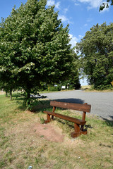 Obraz premium sitzbank an wanderparkplatz bei göllheim