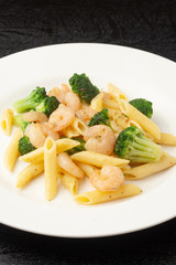ペンネとエビとブロッコリーのガーリック炒め