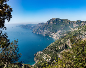 Fototapeta na wymiar Panoramic view of Positano town and Amalfi coast from hiking trail 