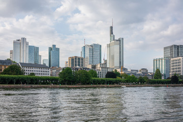 Fototapeta na wymiar Frankfurt im Sommer, Fluss, Frankfurt, Hochhäuser, Main, Skyline, Sommer