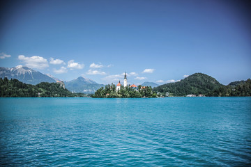 Eglise St Marie ur l'ile au centre du lac et chateau surplombant s de Bled