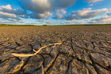 Arid and dry cracked land due to climate change and global warming - An ecological disaster - 281417573