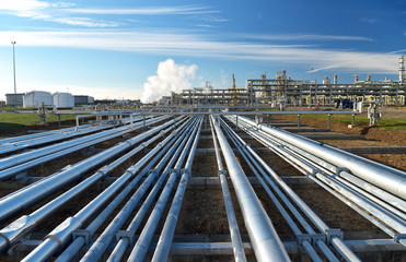 Rohrleitungen zum Transport von Erdöl in eine Raffinerie // pipelines and buildings of a refinery...