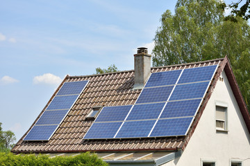 Naklejka premium Solaranlage auf kleinem Hausdach