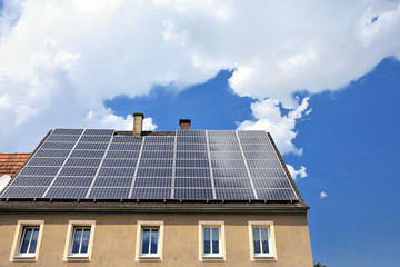 Obraz premium Solarzellen auf Wohnhaus