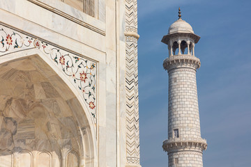 Fototapeta premium taj mahal, minaret tower on detail