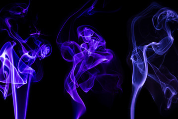 Kolorowy dym - abstrakcyjne kształty. Czarne tło z kolorowymi kształtami utworzonymi z dymu. - obrazy, fototapety, plakaty
