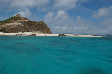 Fototapeta premium Wyspa ze szmaragdowozielonym morzem i białym piaskiem