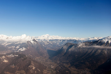 Vue aérienne de paysage montagneux enneigés dans les alpes