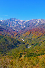 中部山岳国立公園。白馬マウンテンハーバーより北アルプス、白馬三山を望む。長野　日本。１０月下旬。
