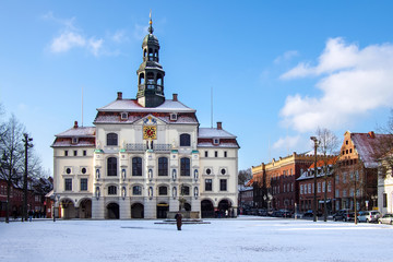 Rathaus Platz Lüneburg im Winter entzerrt sonnig