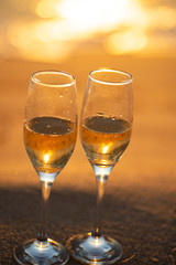 ビーチとワイングラス