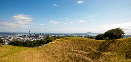 Volcano crater in Auckland, New Zealand © luchschenF