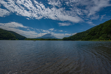 精進湖からの夏の富士山