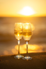 ビーチとワイングラス