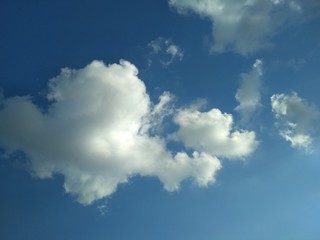 Obraz premium blue sky with puffy clouds
