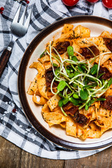 Pasta with sauce and sun-dried tomatoes 