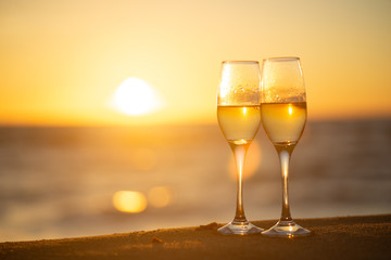 ビーチとワイングラス