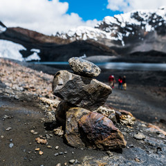 Rocas apiladas una sobre otra, tributo a la tierra o Pachamama