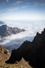 Point de vue au-dessus des nuages sur l'Île de La Palma aux Canaries, Espagne