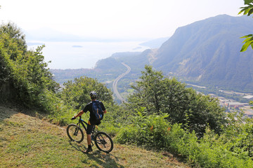 Mountainbiker am Lago Maggiore