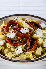 Pasta with sun-dried tomatoes and white cheese