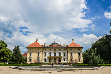 Naklejka premium Castle in Slavkov with a fountain and blue sky in the background