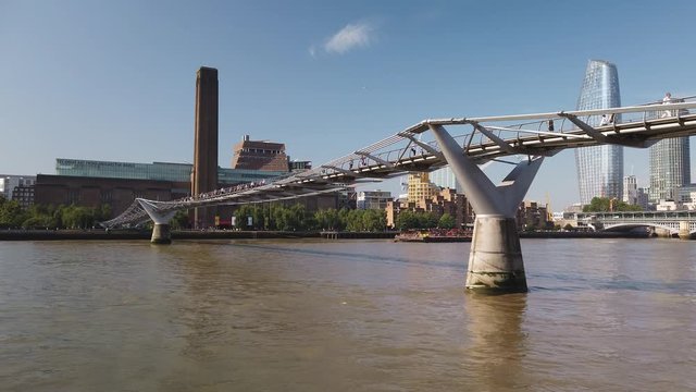 UK, England, London, Tate Modern and Millennium Bridge, Commuters