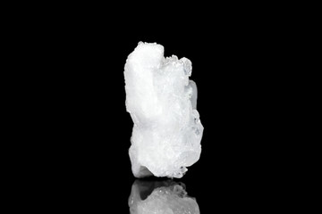 Milchquarz oder weißer Quarz Rohstein vor Hintergrund schwarz, Mineralien und Heilsteine
