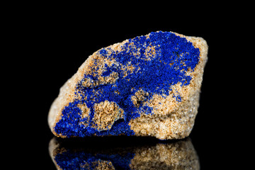 Azurit oder Chessylit Rohstein vor Hintergrund schwarz, Mineralien und Heilsteine