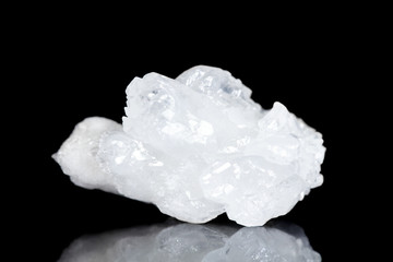 Milchquarz oder weißer Quarz Rohstein vor Hintergrund schwarz, Mineralien und Heilsteine