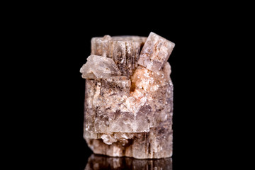 Aragonit Rohstein vor Hintergrund schwarz, Mineralien und Heilsteine