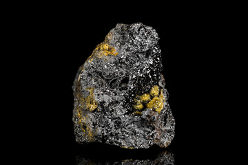 Manganit Erz Rohstein vor Hintergrund schwarz, Mineralien und Rohstoffe