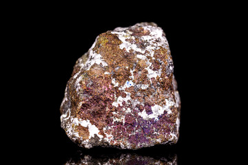 Chalkopyrit oder Kupferkies vor Hintergrund schwarz, Mineralien und Erze