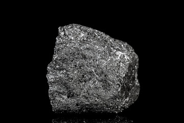 Silicium oder Silizium Element Rohstein vor Hintergrund schwarz, Rohsilicium als Rohstoff