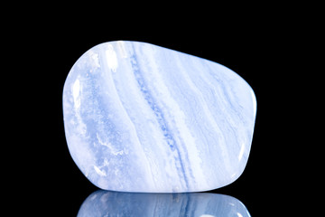 Chalcedon oder Chalzedon blau getrommelt vor Hintergrund schwarz, Mineralien und Heilsteine