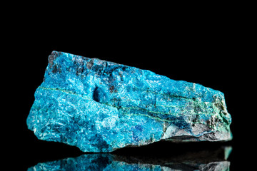 Apatit Rohstein in blau vor Hintergrund schwarz, Mineralien und Heilsteine