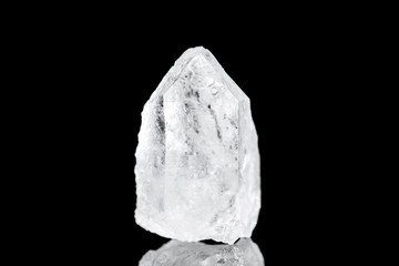 Bergkristall oder reiner Quarz Rohstein vor Hintergrund schwarz, Mineralien und Heilsteine