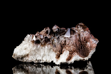 Tiefquarz oder Rauchquarz Rohstein vor Hintergrund schwarz, Mineralien und Heilsteine